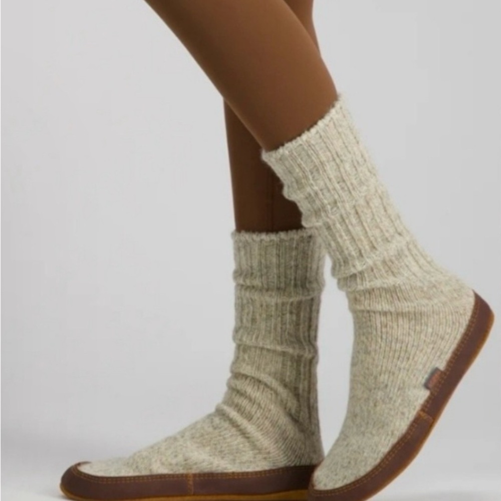 EUC Acorn Women's Gray Wool Original Slipper Socks with Brown Sole